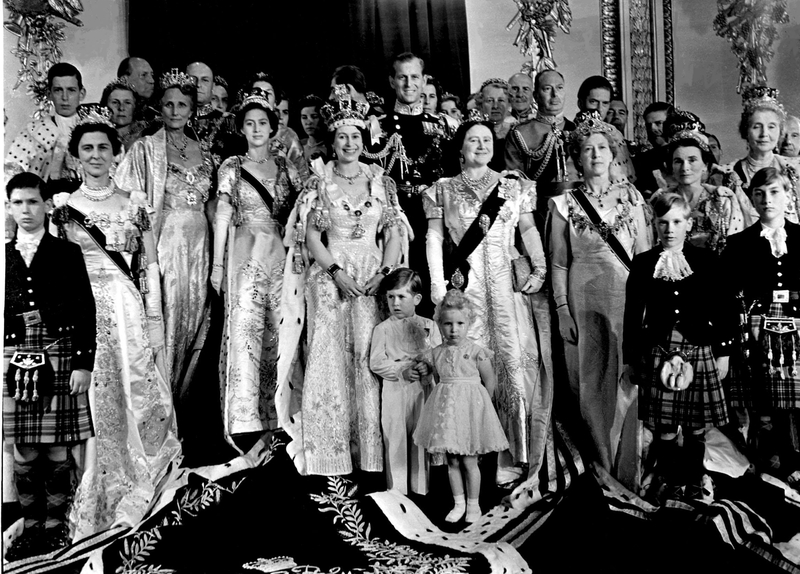 Под венец: все сходства и различия коронации Елизаветы II и ее сына Карла III в фактах и цифрах